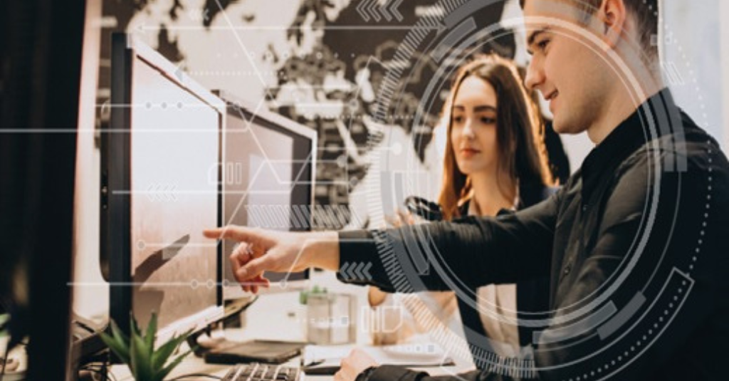 Imagen de personas viendo y analizando el contenido de una pantalla del computador