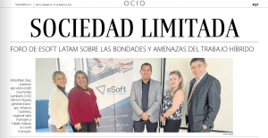 Foto impresa del artículo de la República con los organizadores y empleados de eSoft que realizaron el evento